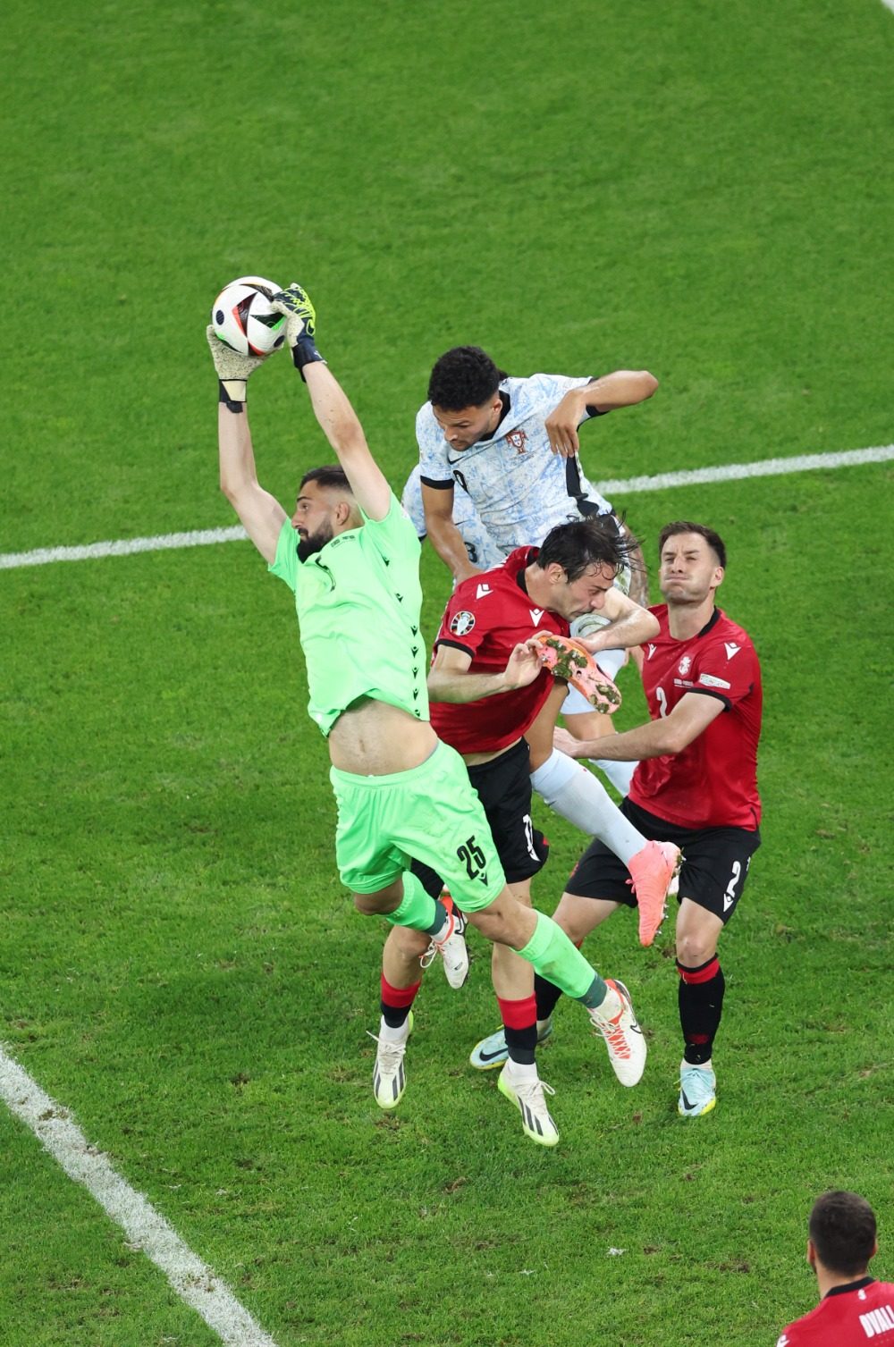 华体会网站-欧洲杯比赛连场较量，球员拼搏精神感人至深的简单介绍